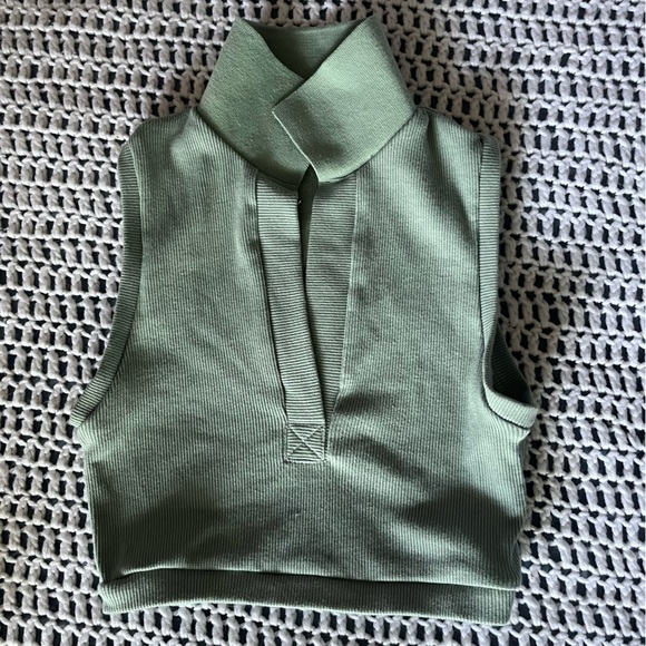 Light green v-neck collared crop top - Picture 2 of 2